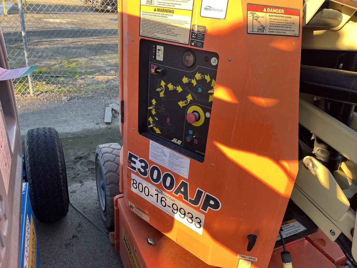 2017 JLG E300AJP-6