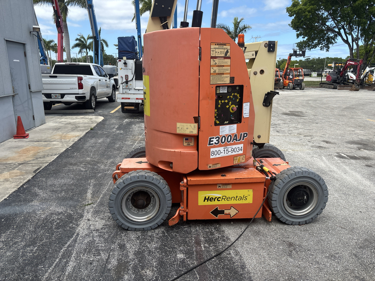2017 JLG E300AJP-2
