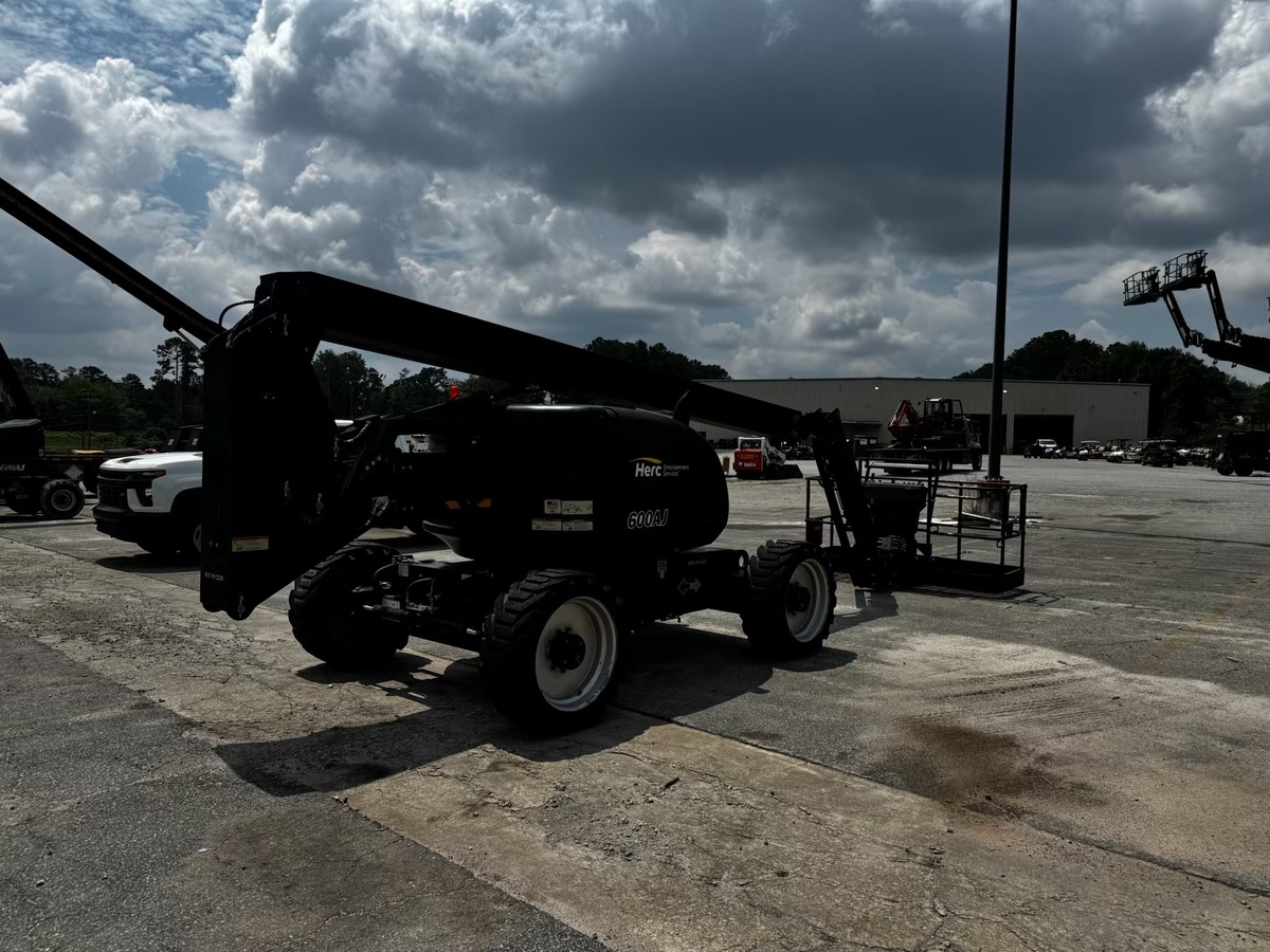 2017 JLG 600AJ-4