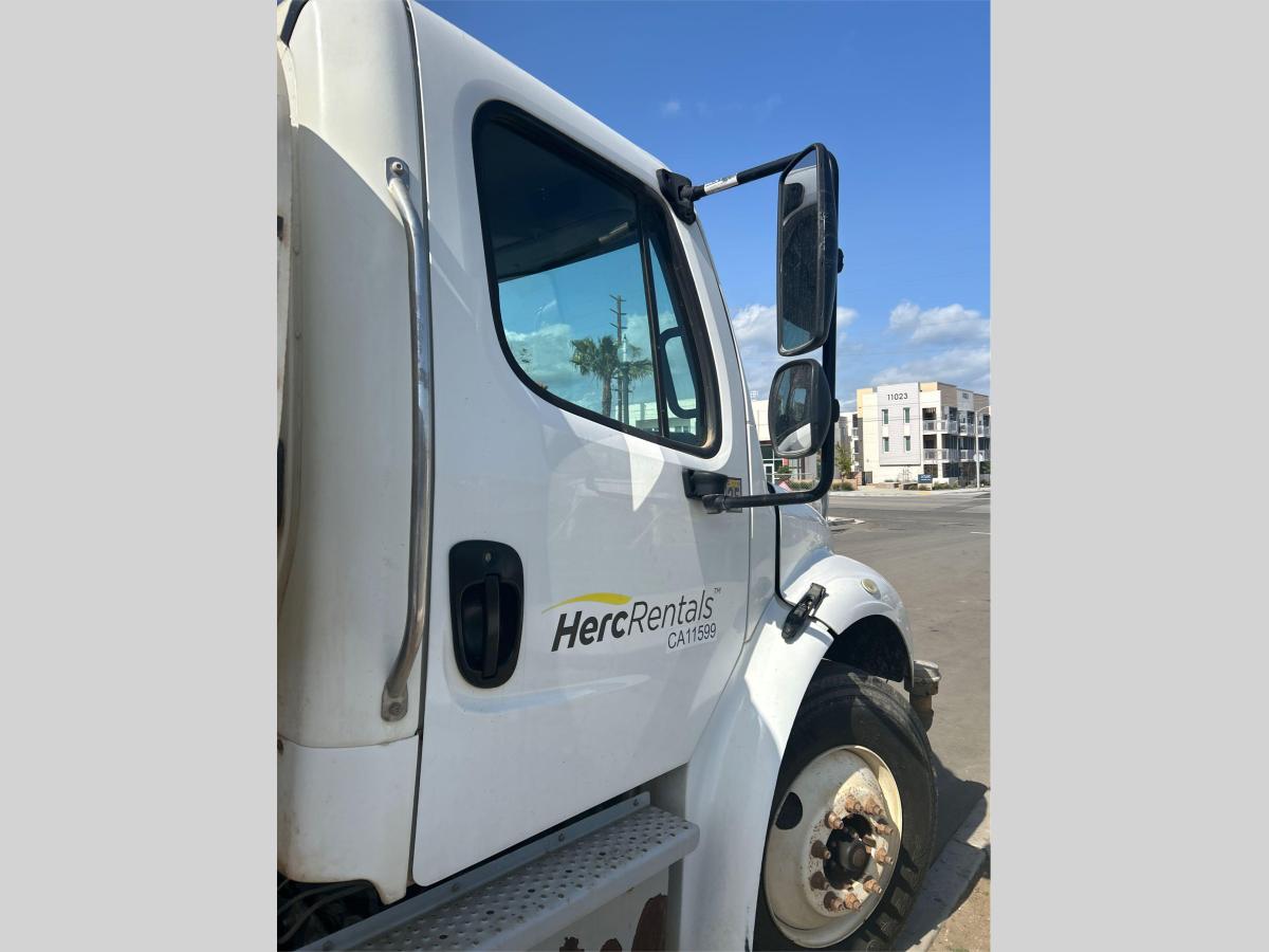 2018 Freightliner M2106-4