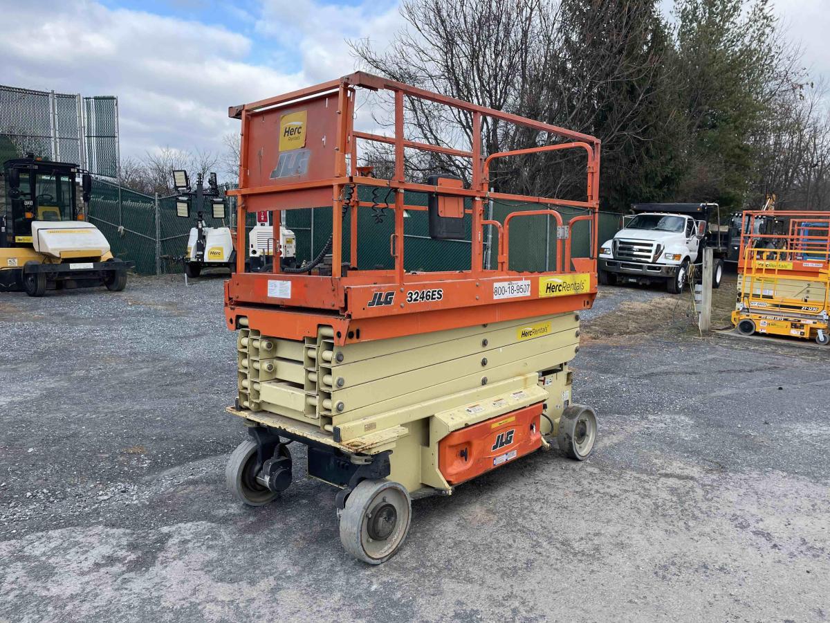 2017 JLG 3246ES