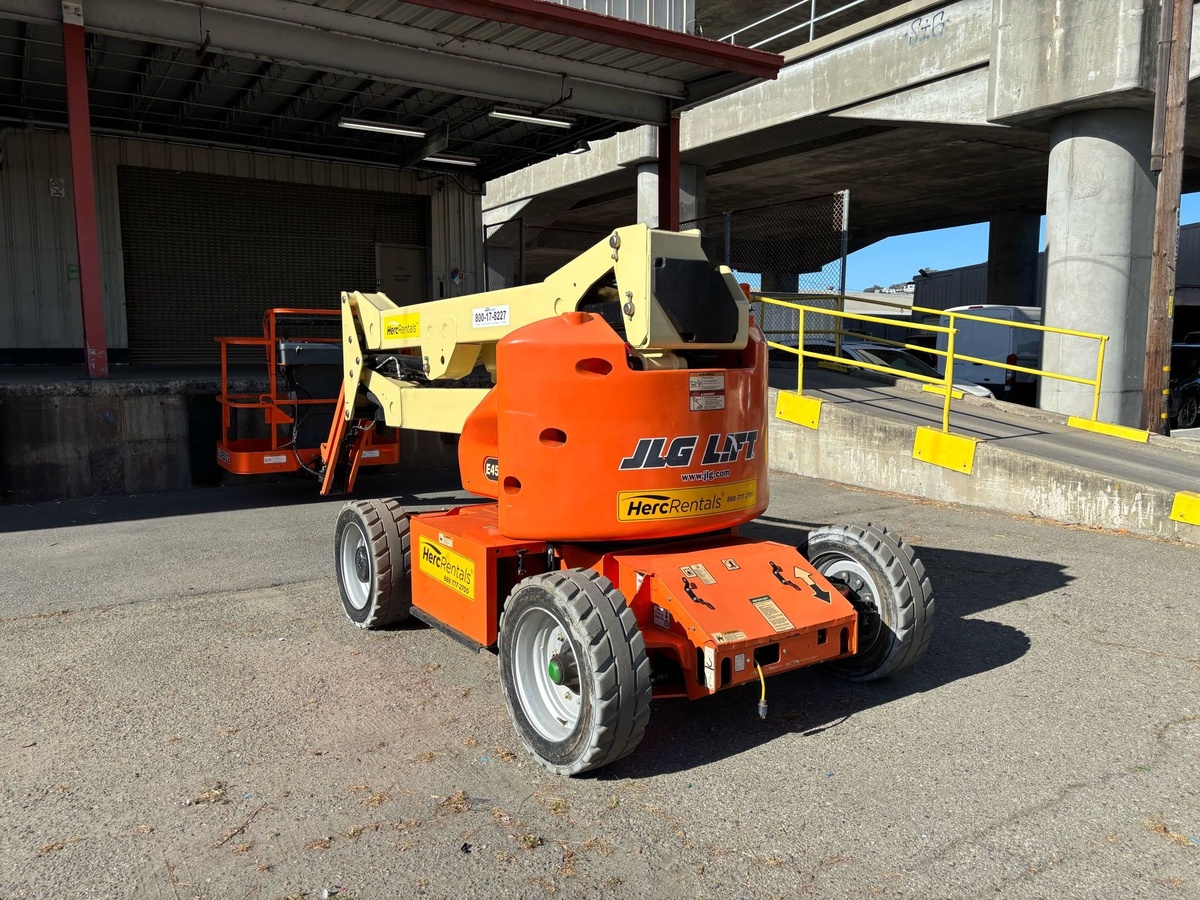 2017 JLG E450AJ-2