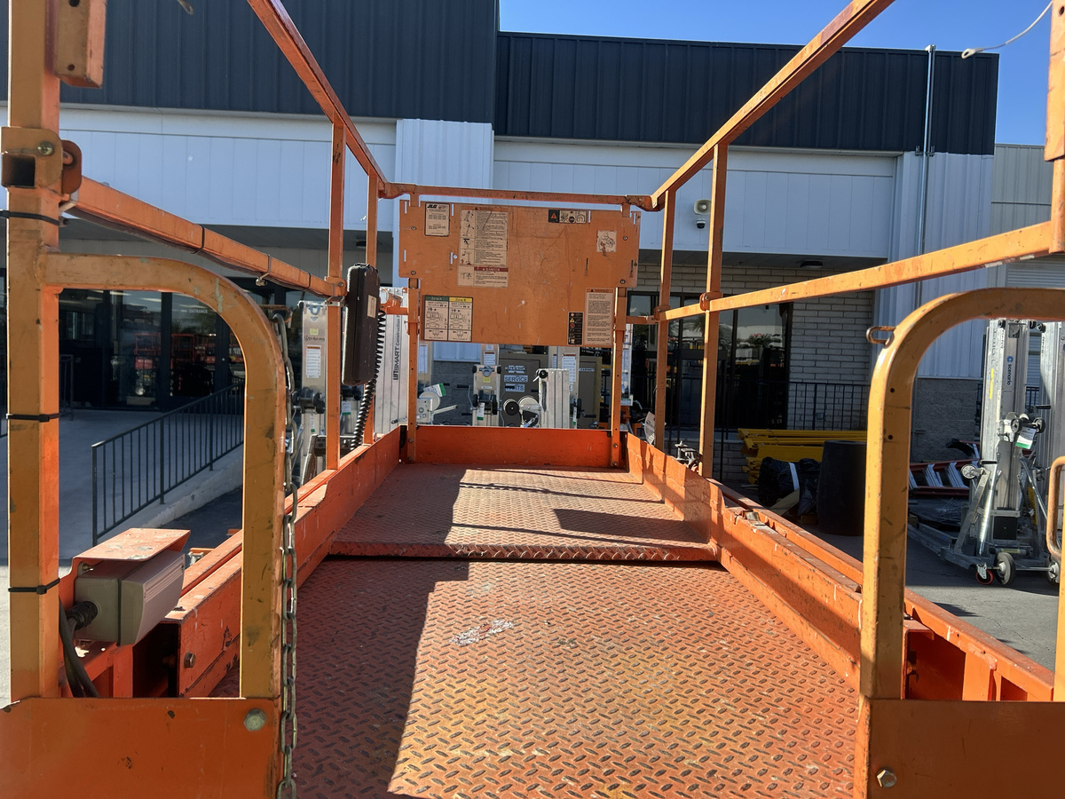 2017 JLG 3246ES-19