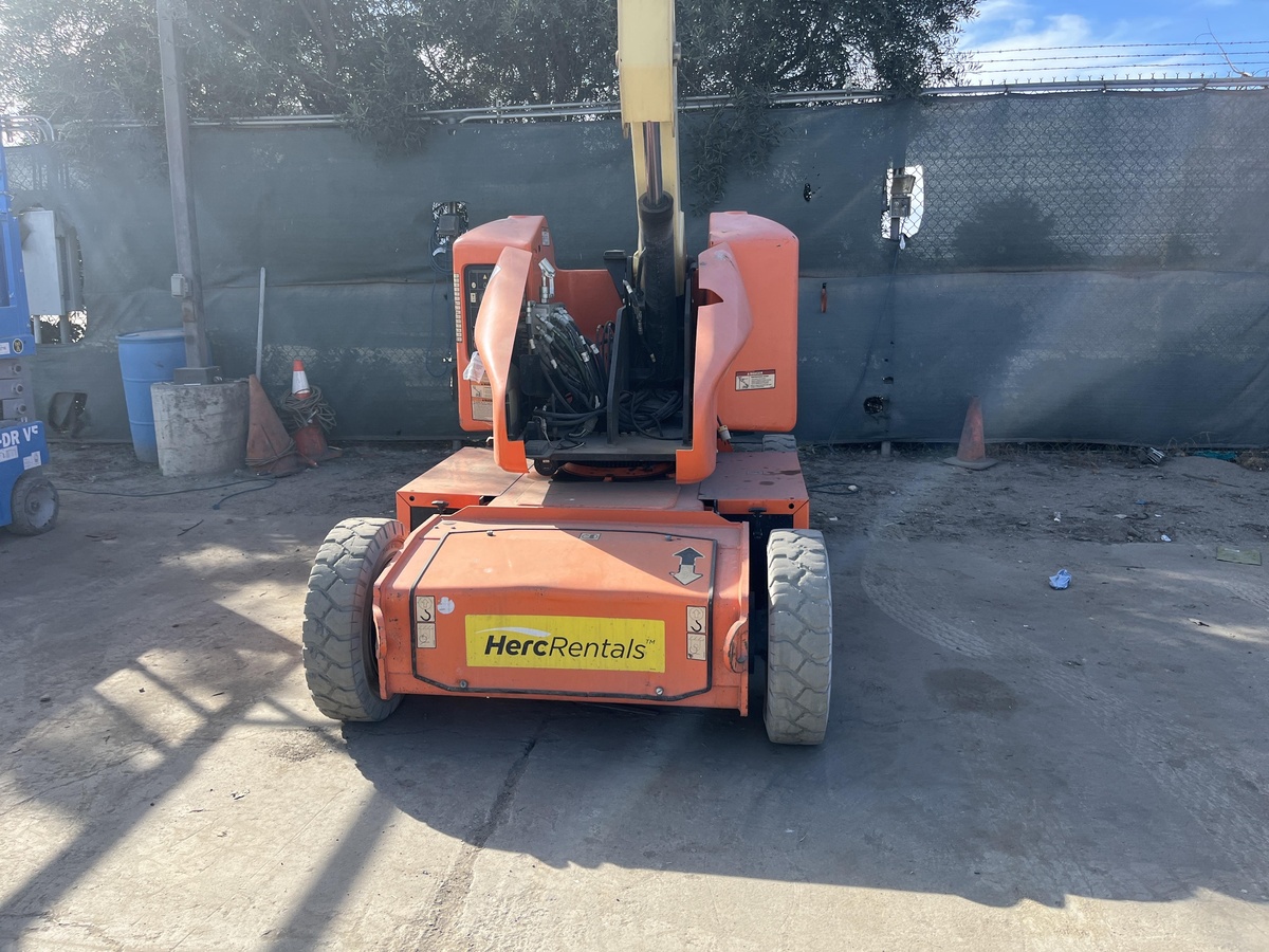 2017 JLG E400AJPN-2