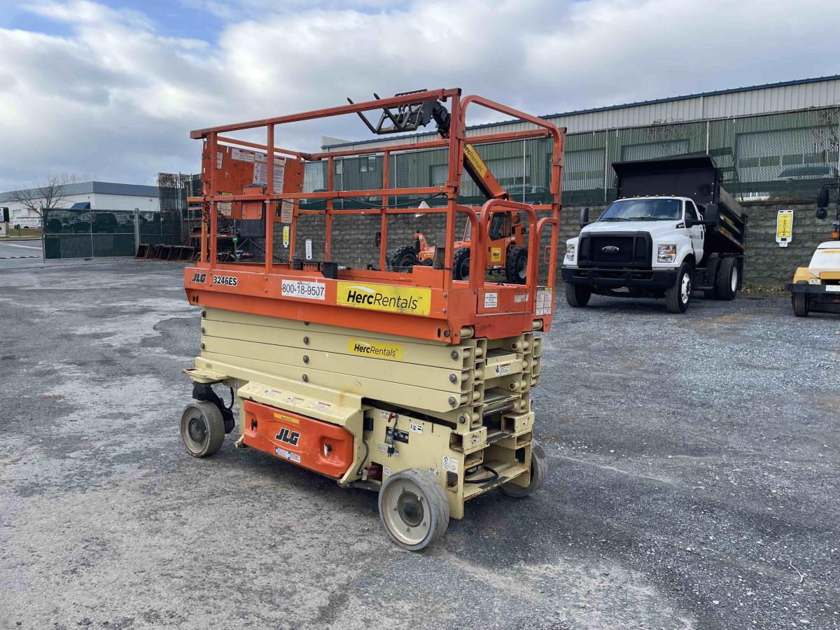 2017 JLG 3246ES