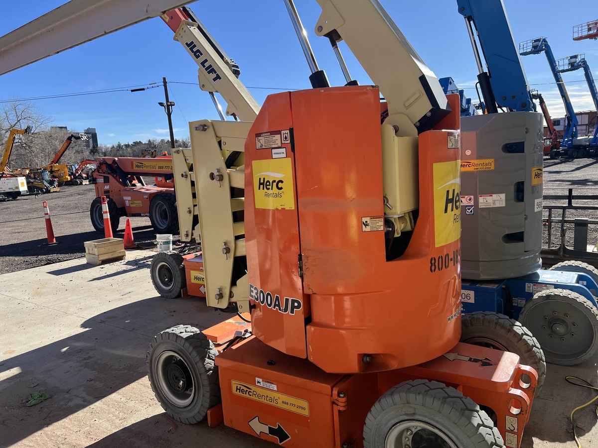 2017 JLG E300AJP-4