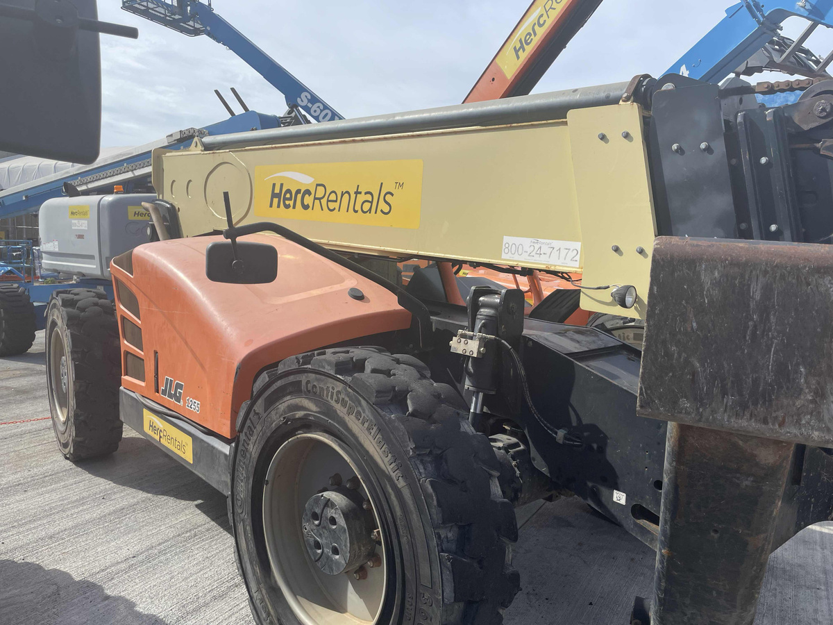 2019 JLG 1255