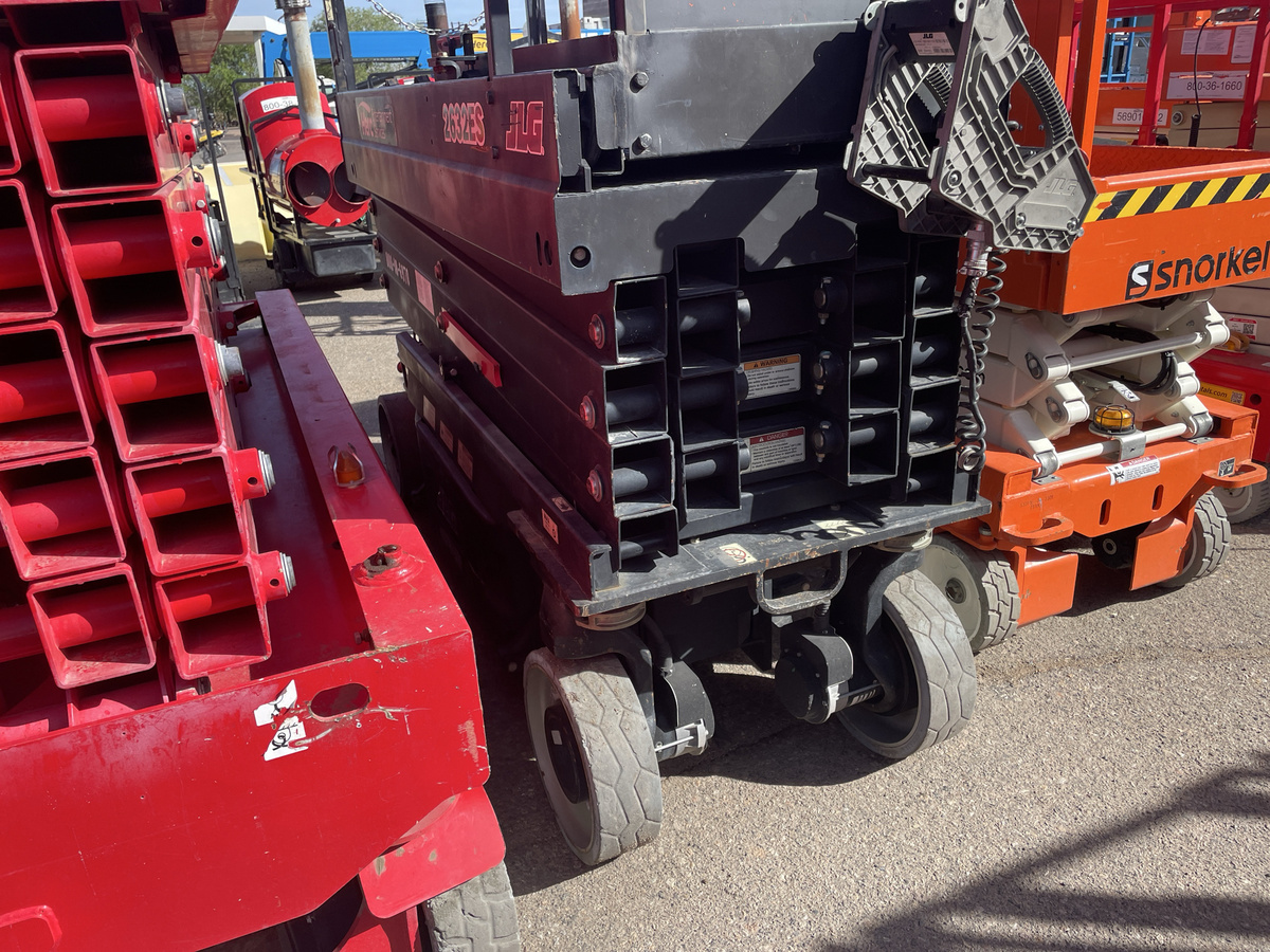 2017 JLG 2632ES-8