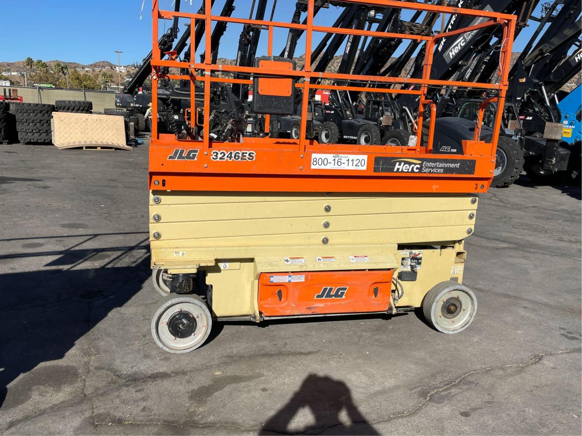 2017 JLG 3246ES