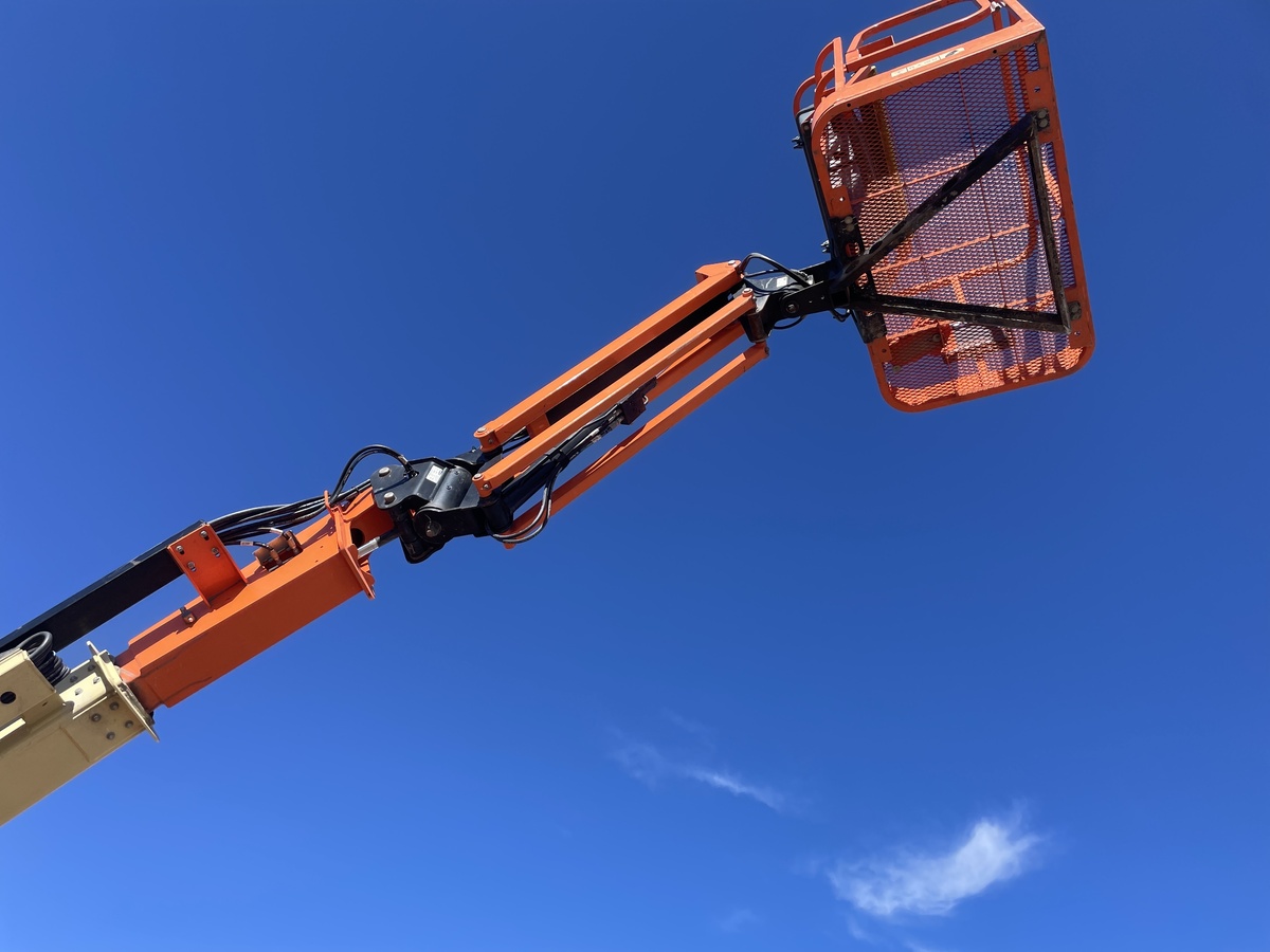 2017 JLG E300AJP-4