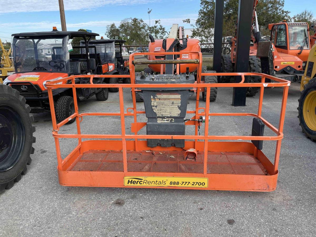 2017 JLG 600AJ
