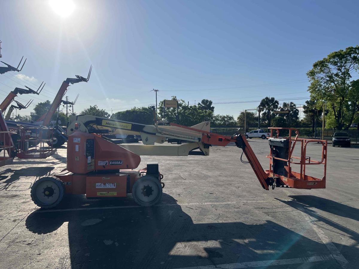 2015 JLG E450AJ