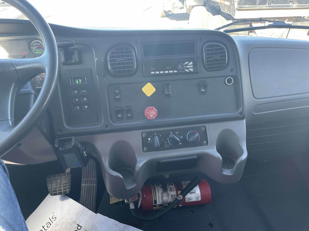 2018 Freightliner M2106-4