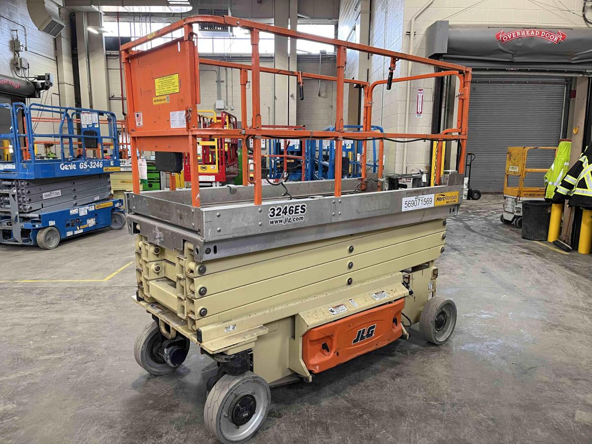 2014 JLG 3246ES