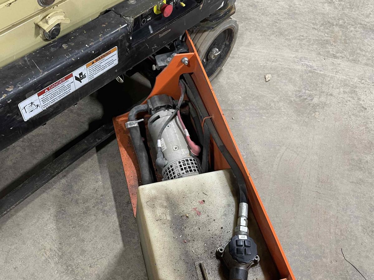 2017 JLG 1932R