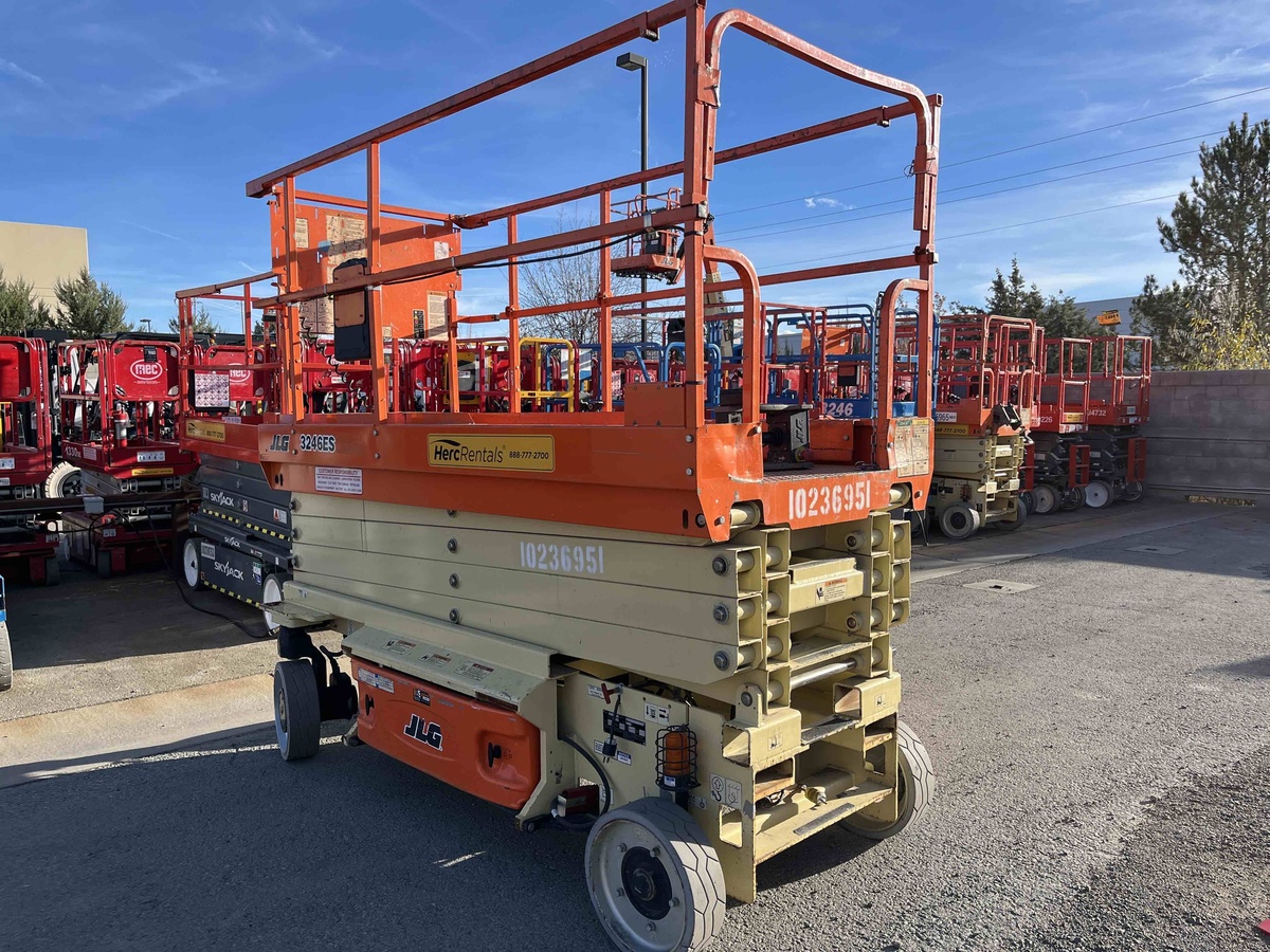 2018 JLG 3246ES