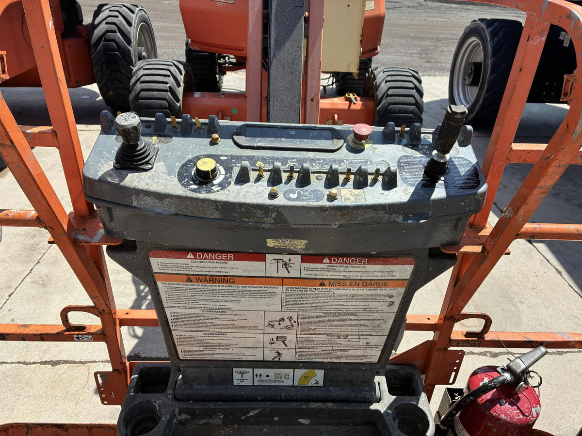 2017 JLG 450AJ-8