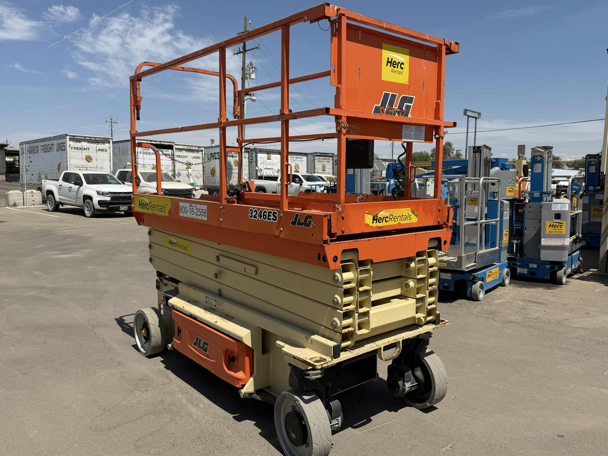 2017 JLG 3246ES-3