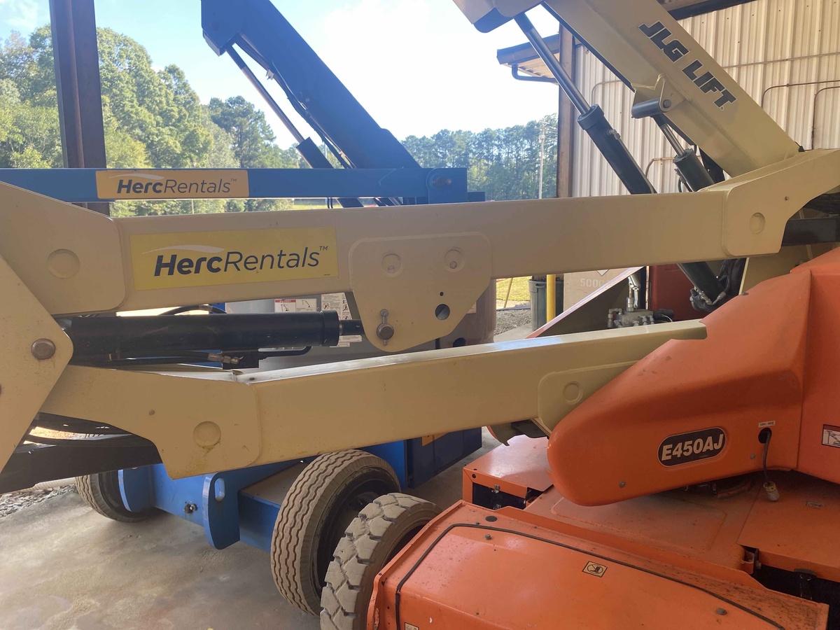 2017 JLG E450AJ-3
