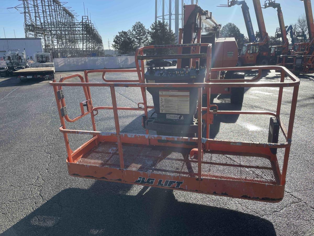 2018 JLG 800AJ