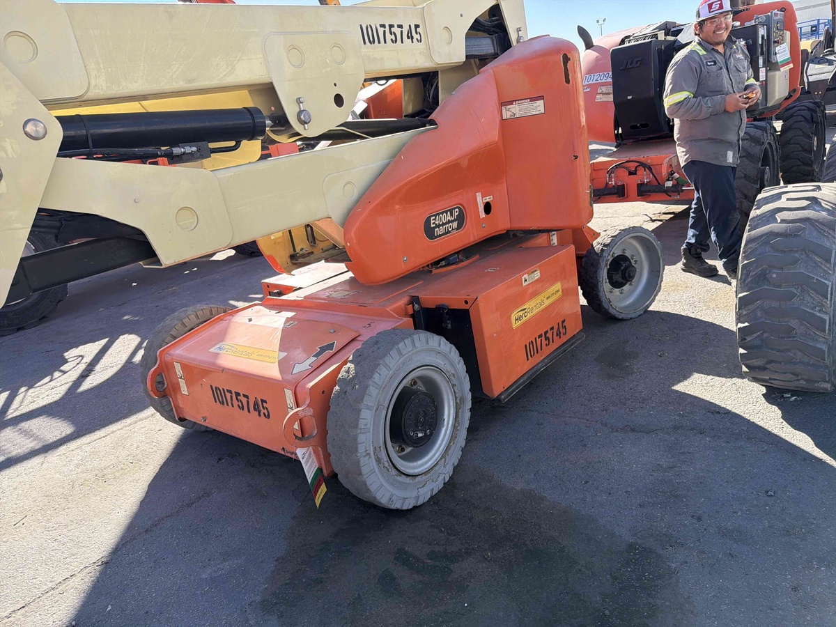 2015 JLG E400AJPN