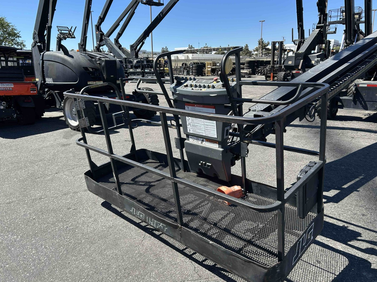 2017 JLG 800S-2