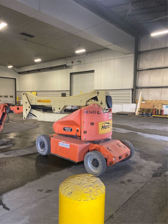 2011 JLG E400AJP