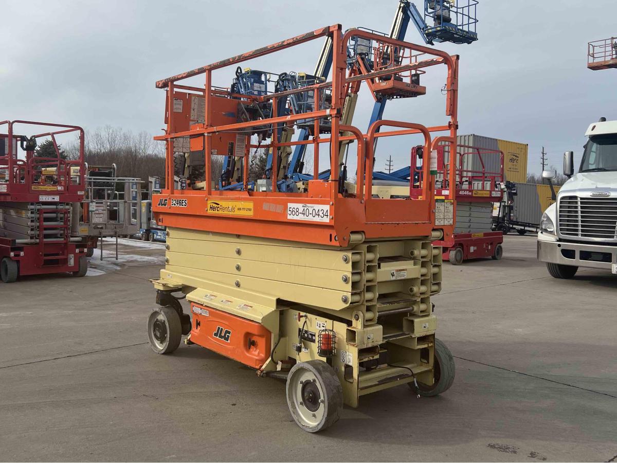 2018 JLG 3246ES