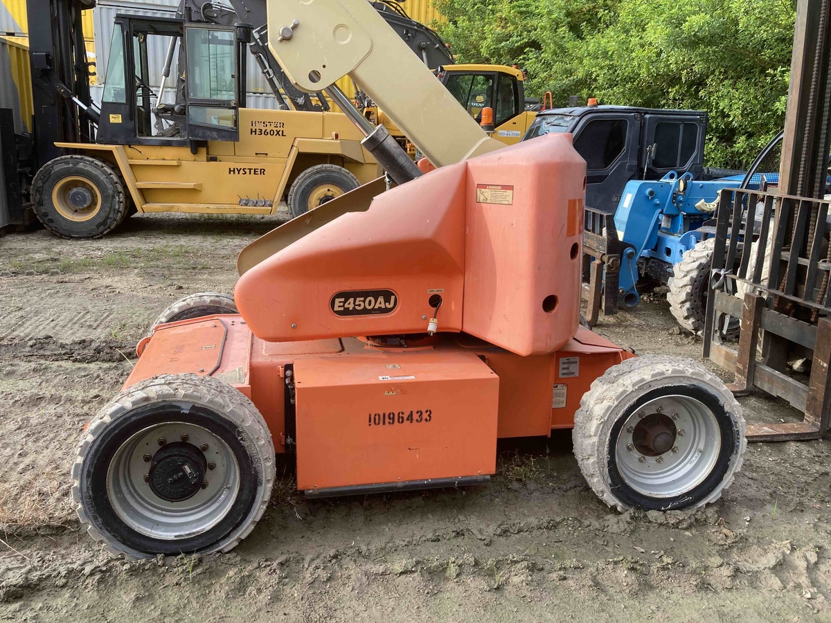 2016 JLG E450AJ-2