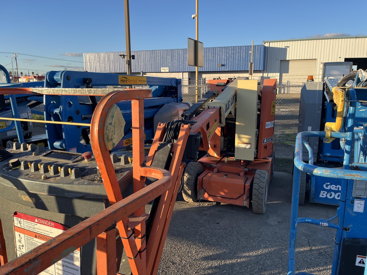2017 JLG E300AJP