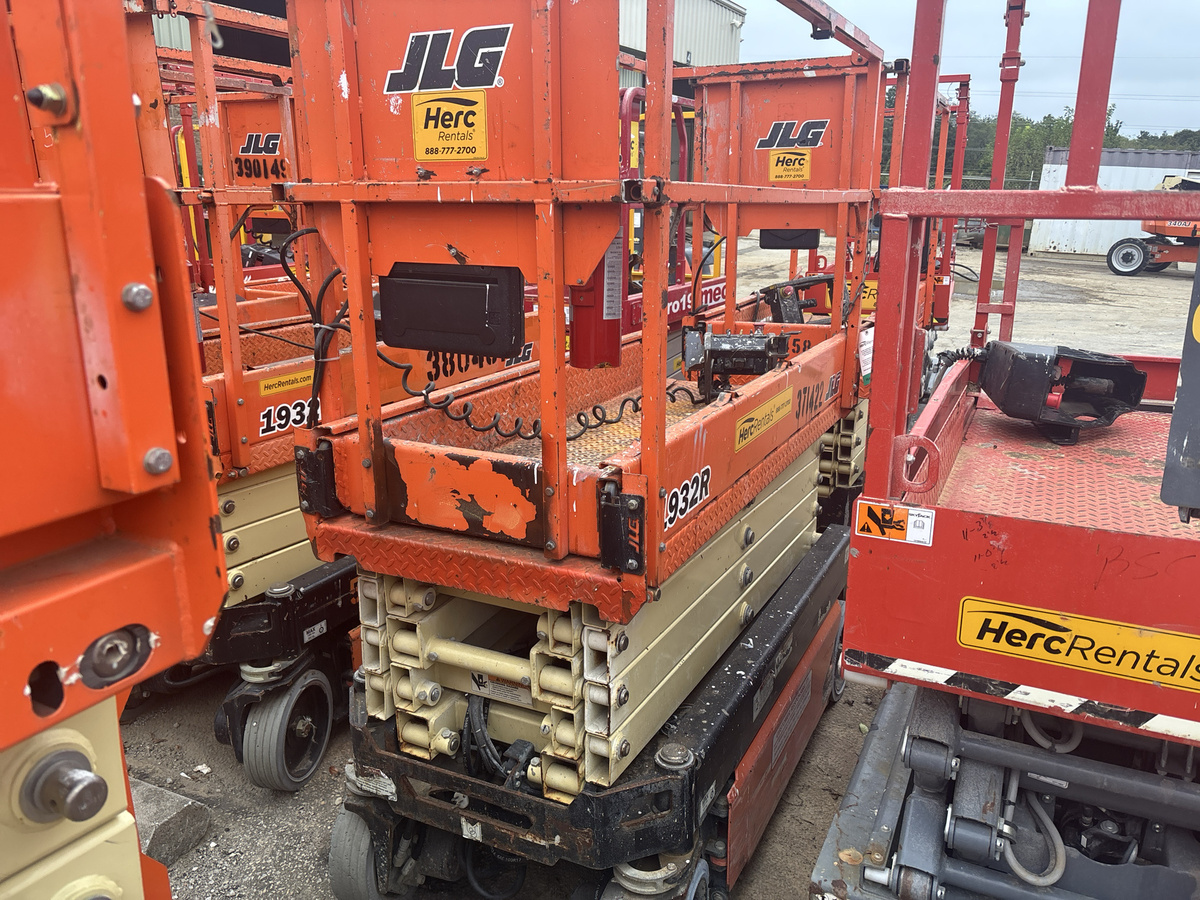 2017 JLG 1932R-2