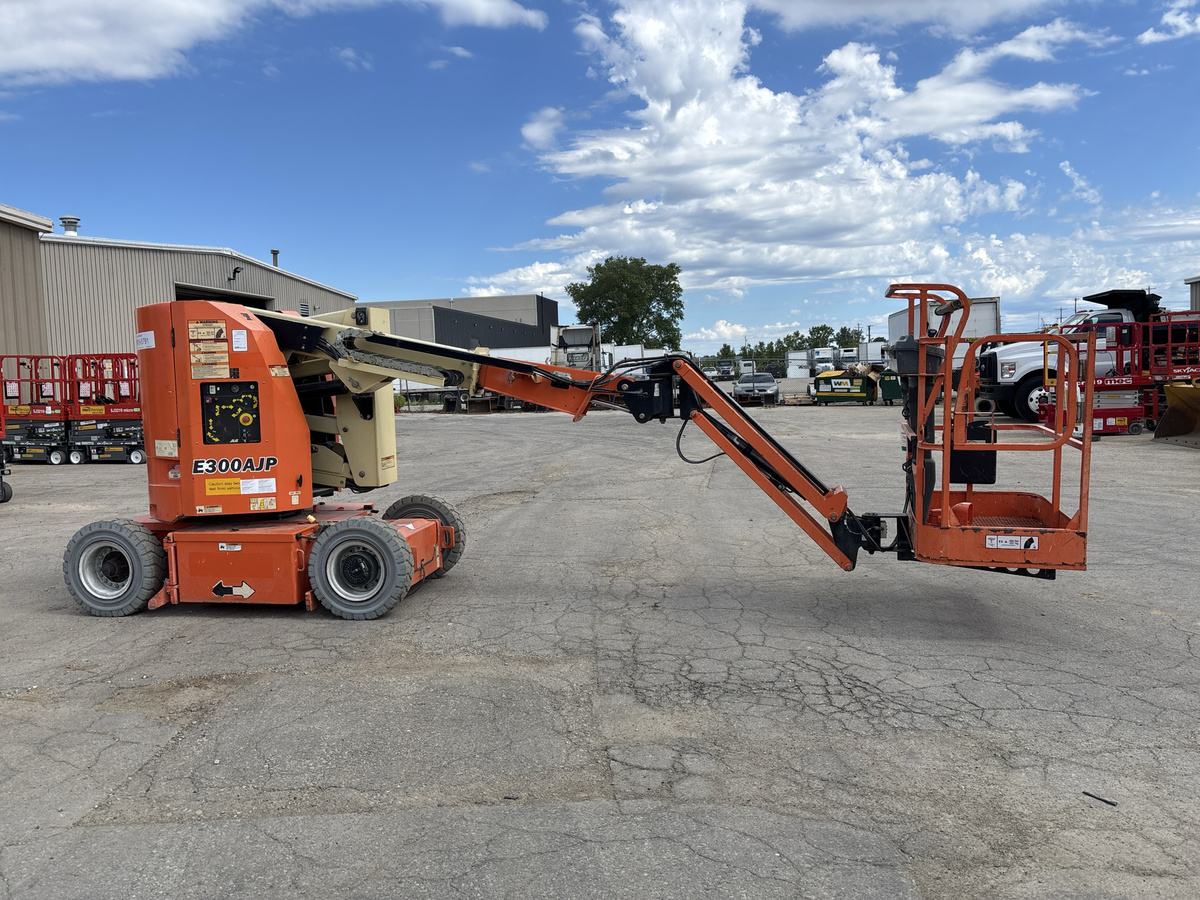 2017 JLG E300AJP-3