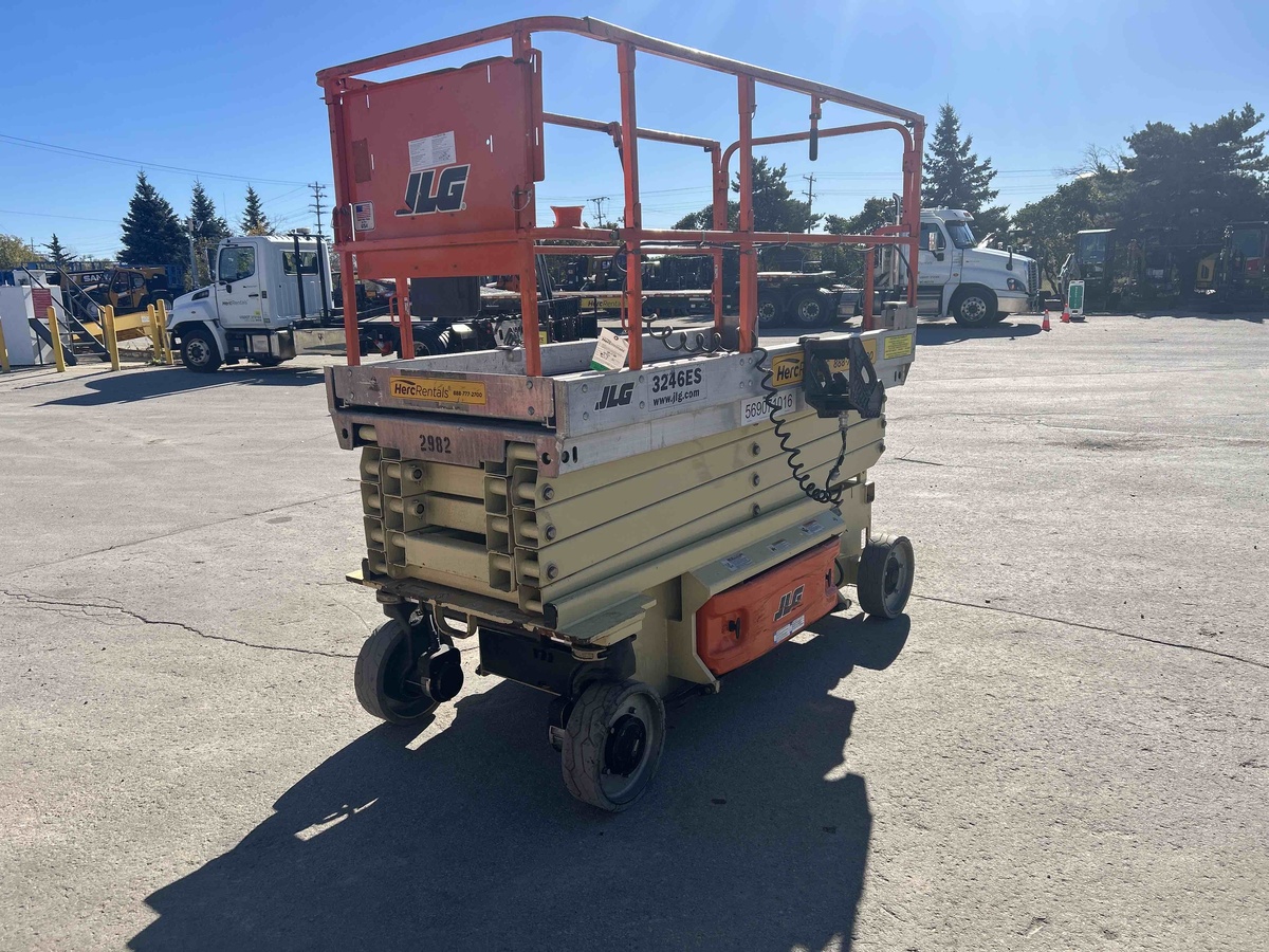 2014 JLG 3246ES