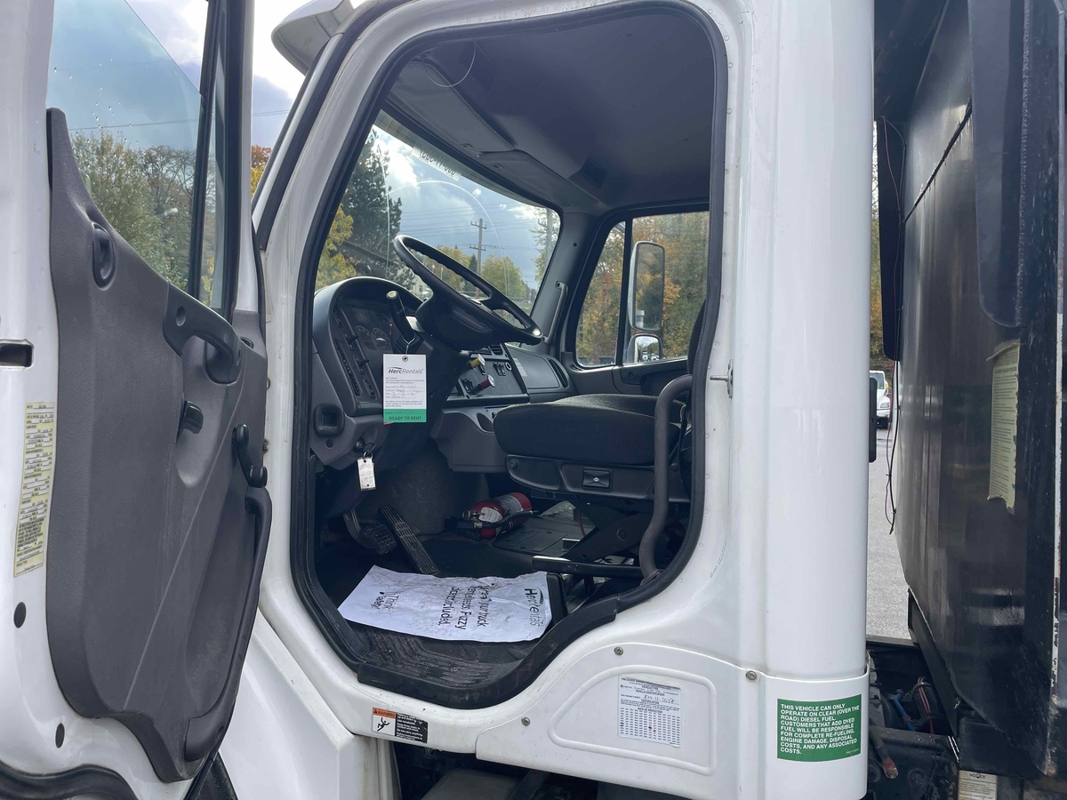 2017 Freightliner M2106-2