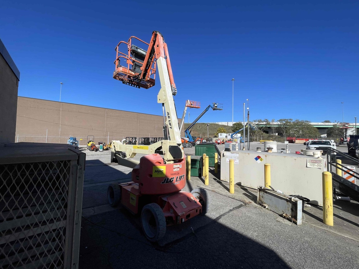 2016 JLG E450AJ-2
