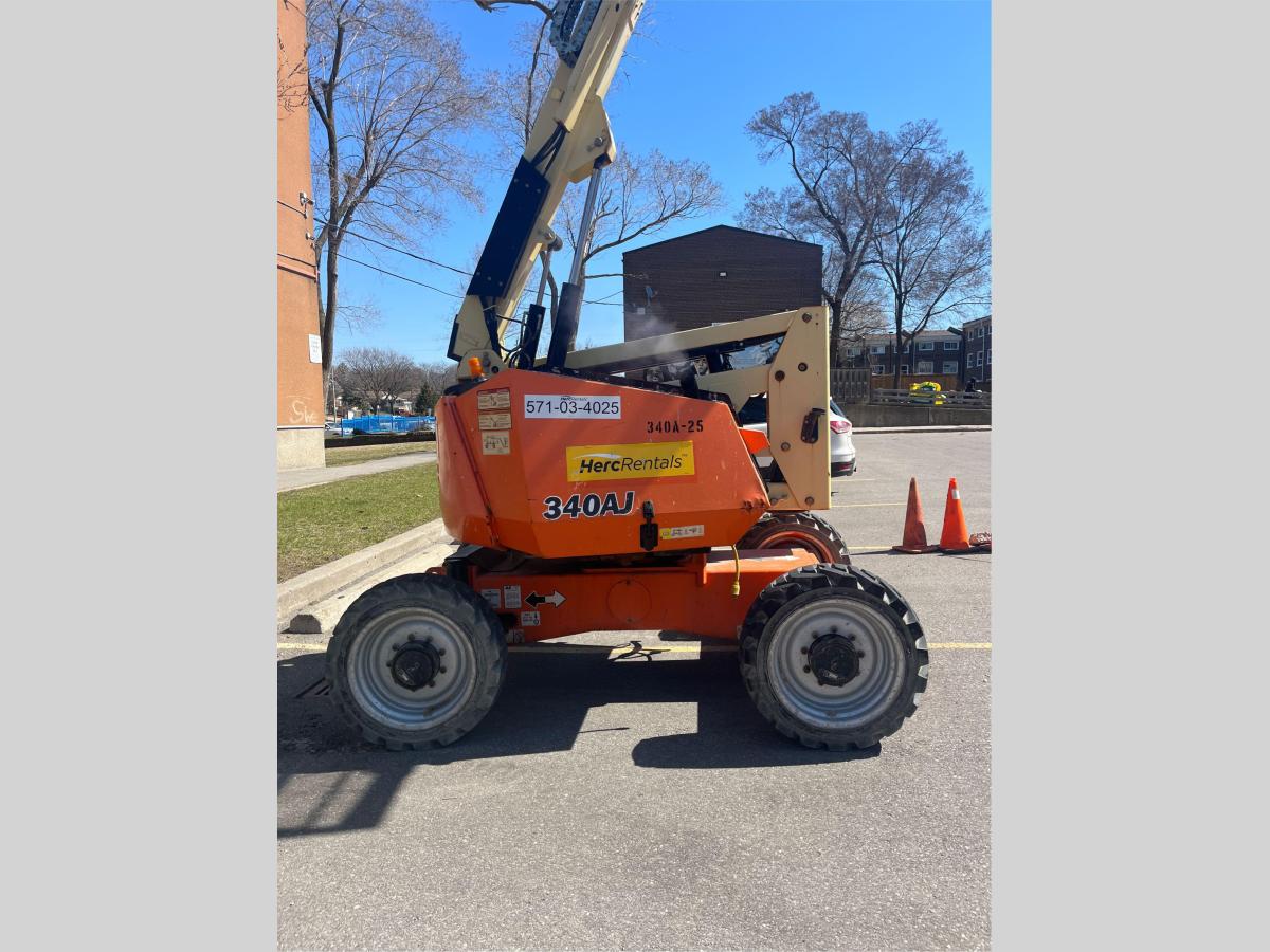 2017 JLG 340AJ