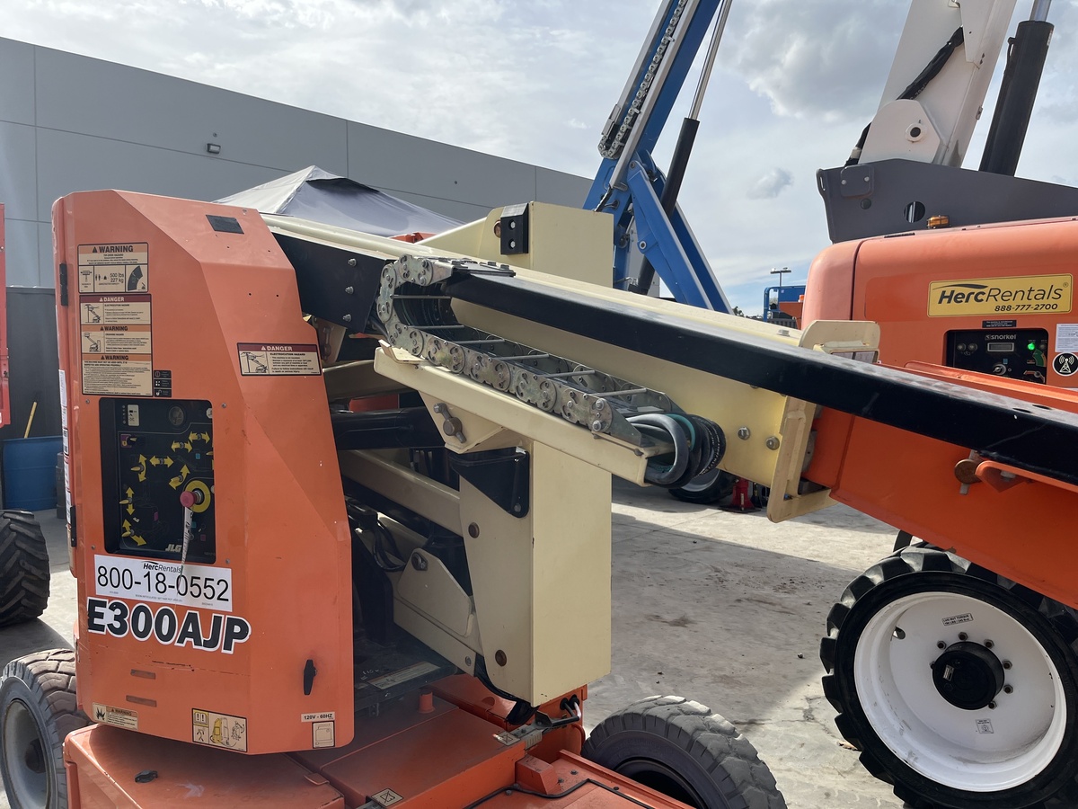 2017 JLG E300AJP-15