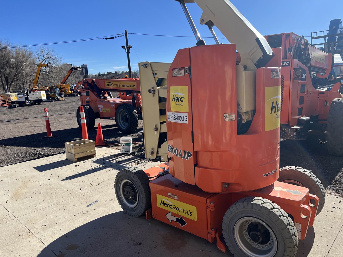 2017 JLG E300AJP-4