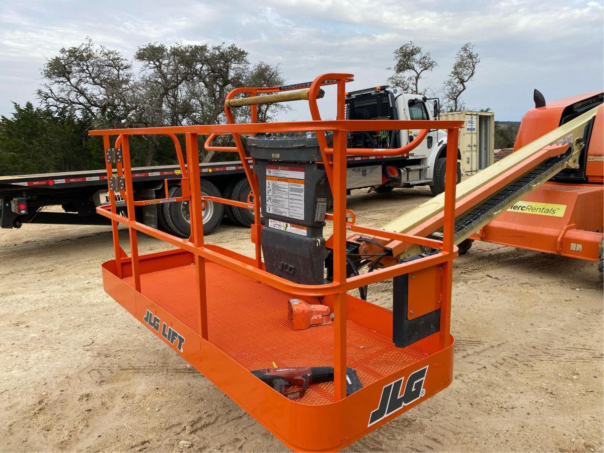 2018 JLG 400S