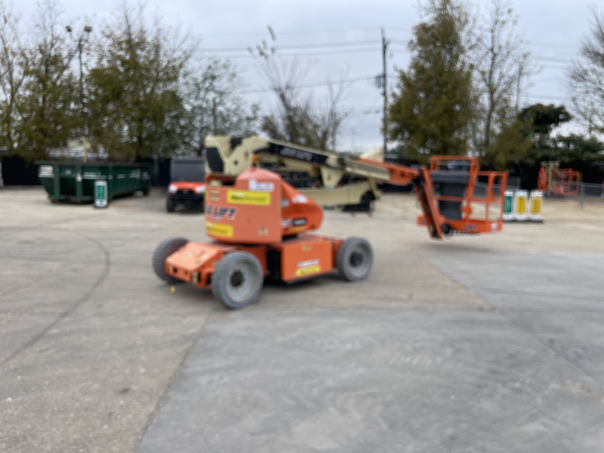 2017 JLG E450AJ-3