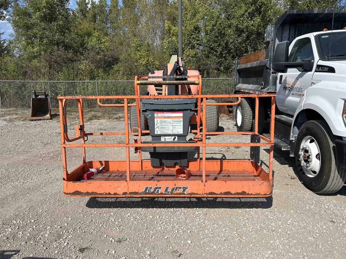 2017 JLG 600AJ