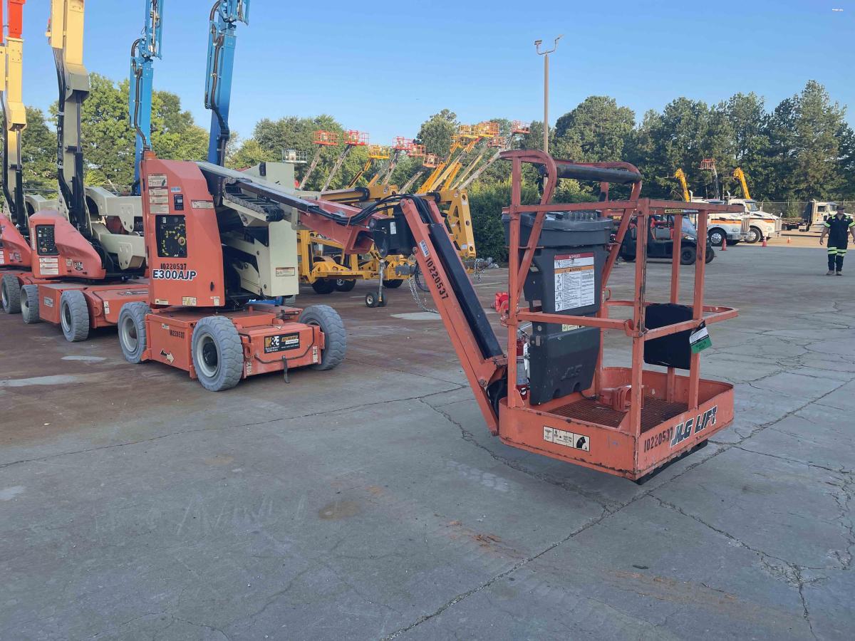 2017 JLG E300AJP-2