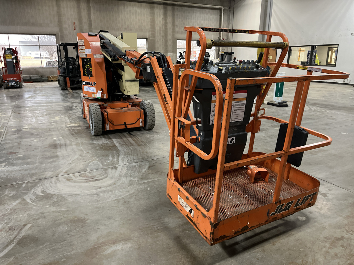 2017 JLG E300AJP-5
