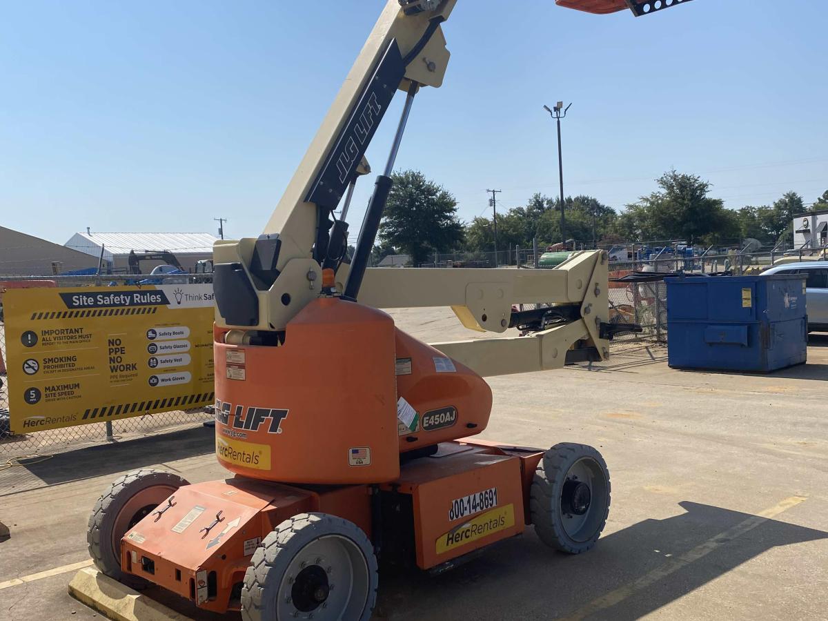 2017 JLG E450AJ