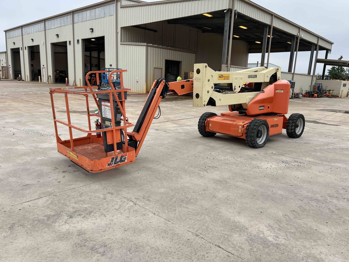 2016 JLG E450AJ