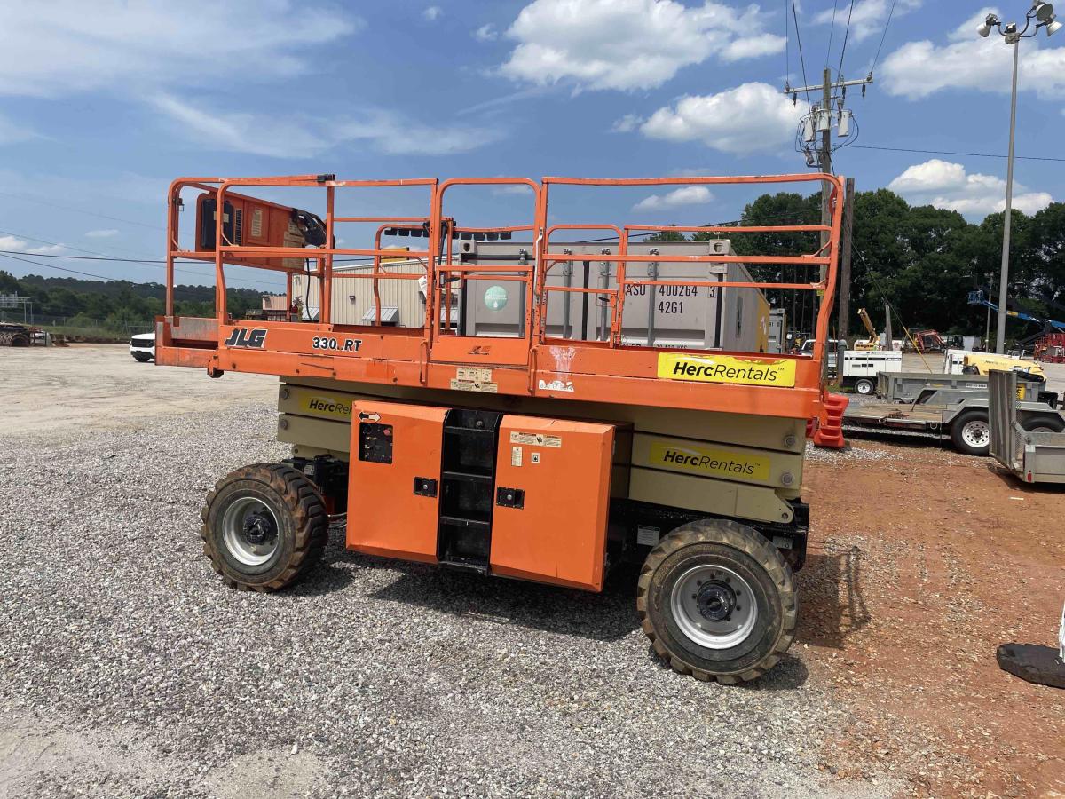 2017 JLG 330LRT