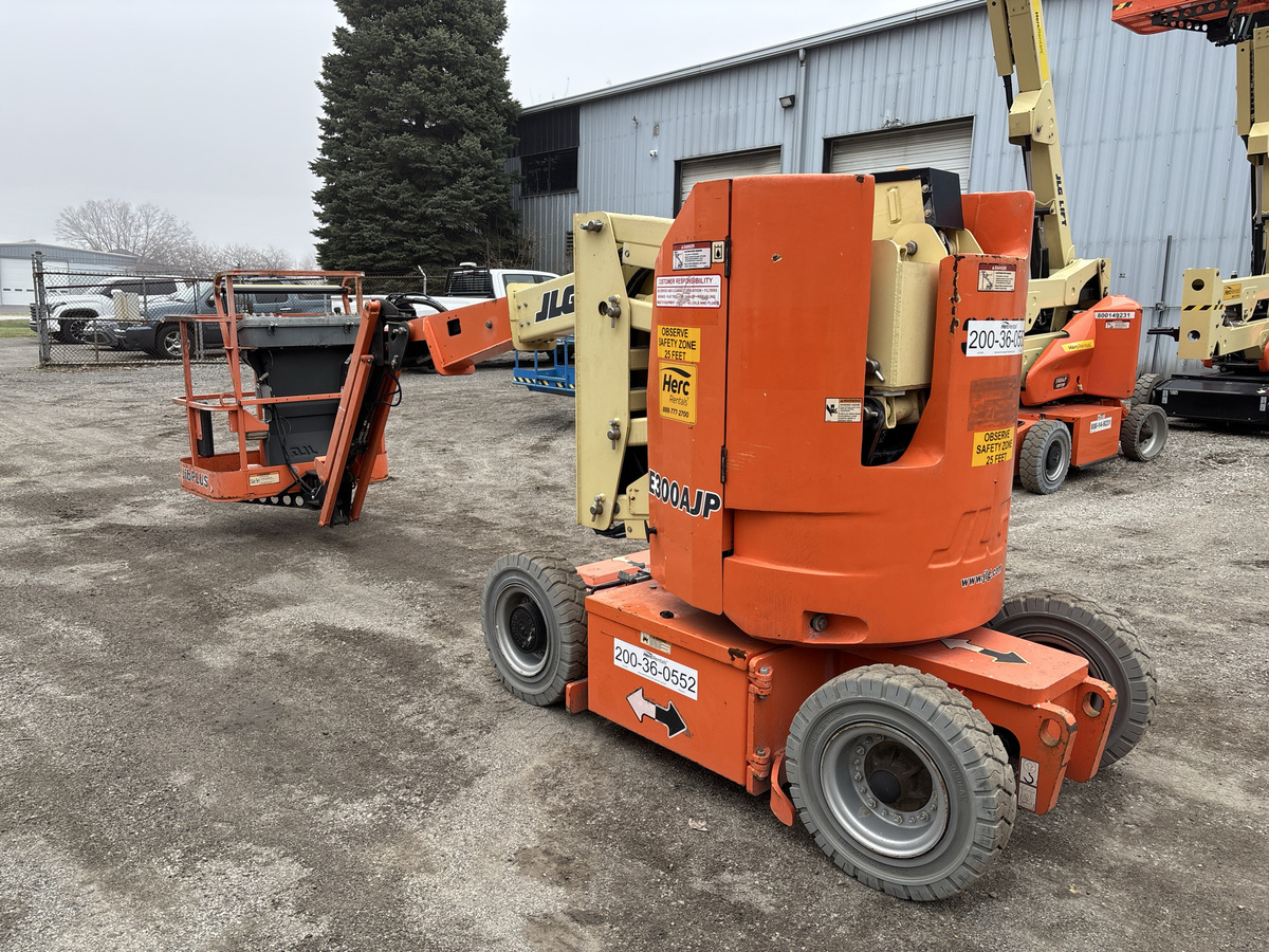 2016 JLG E300AJP