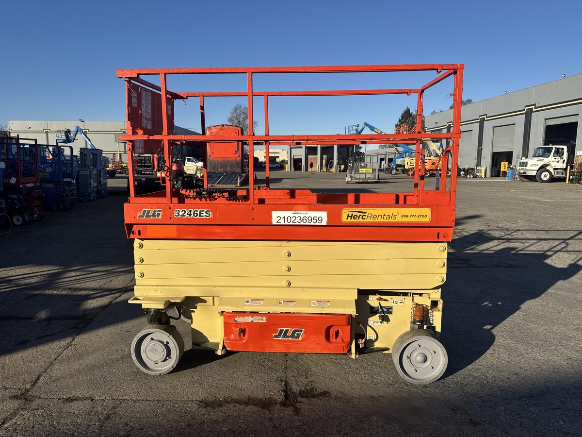 2018 JLG 3246ES