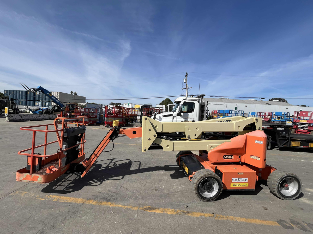 2017 JLG E450AJ-4