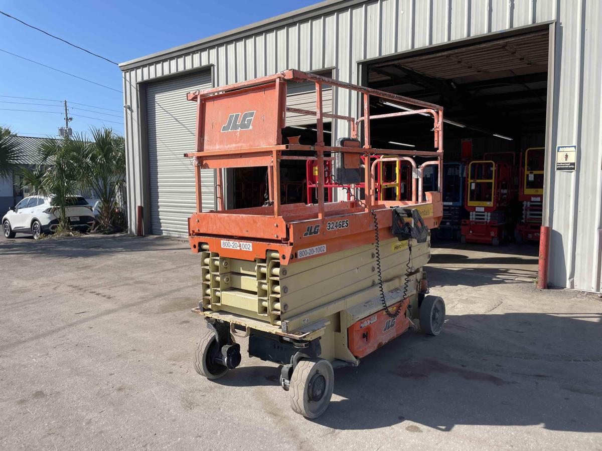 2018 JLG 3246ES